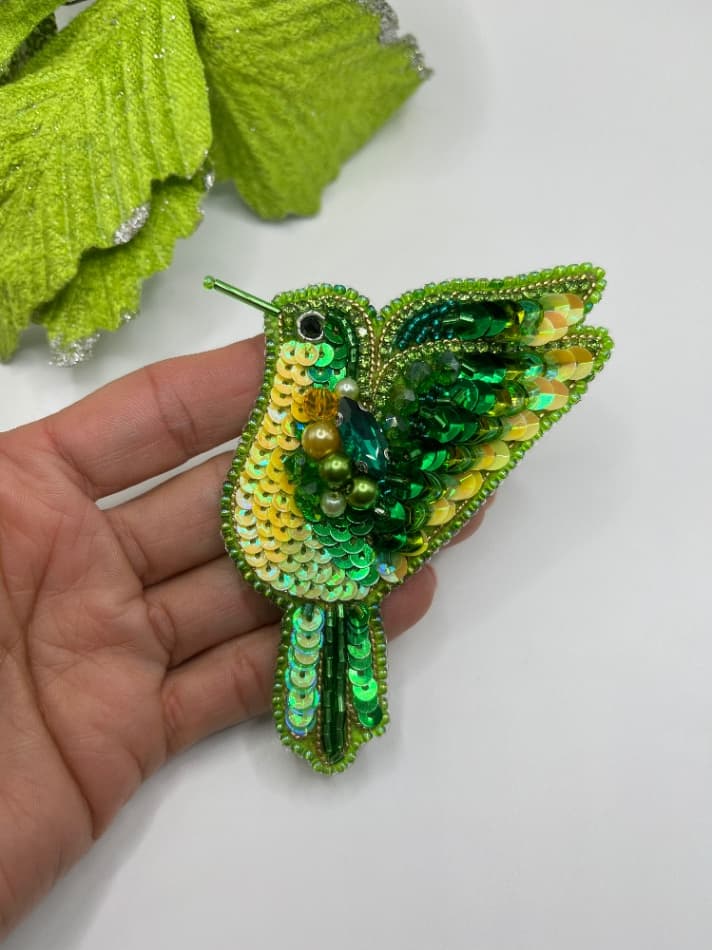 Broche de colibrí verde